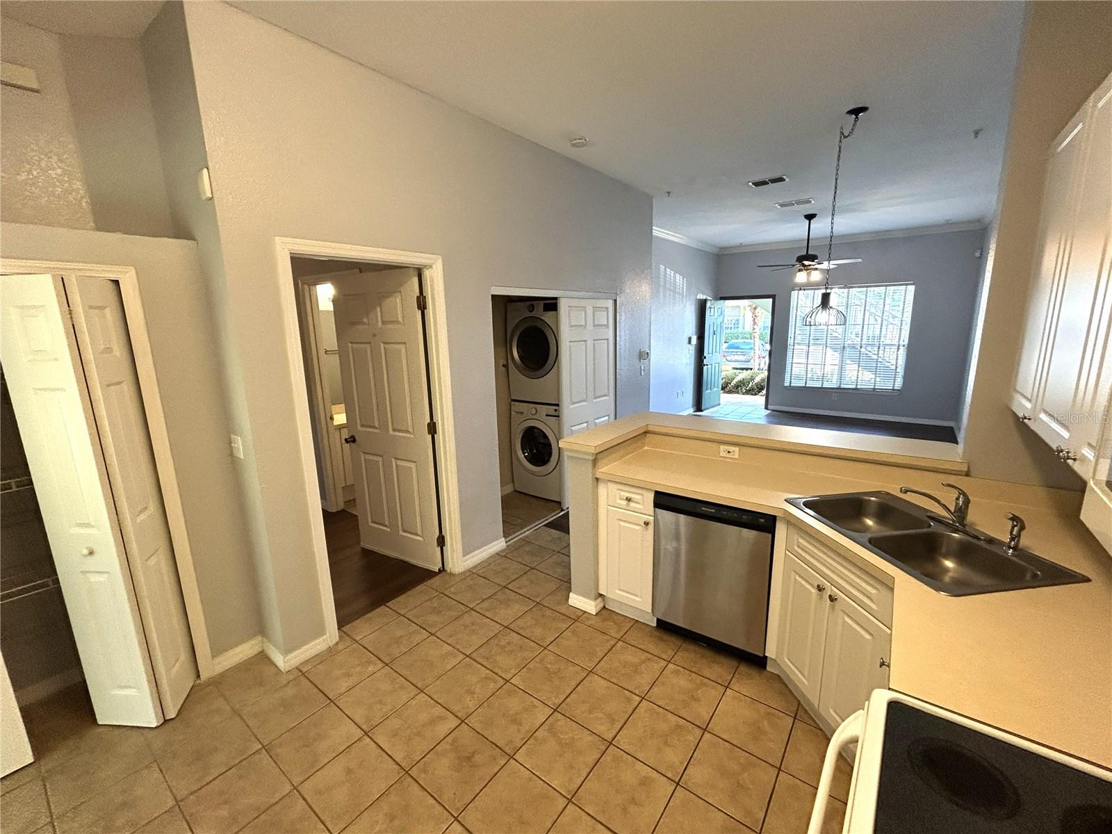 HUNTERS POINTE AT HUNTERS RESERVE A CONDO - Residential Lease