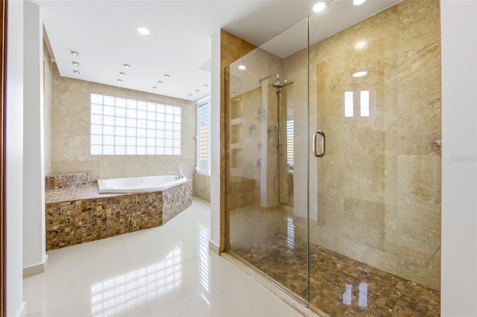 LAS FLORES DE MONTEHIDRA - Residential