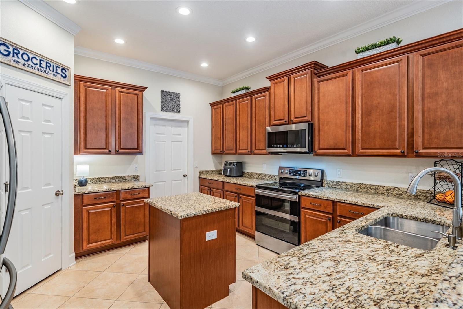 LAKE THOMAS POINTE - Residential