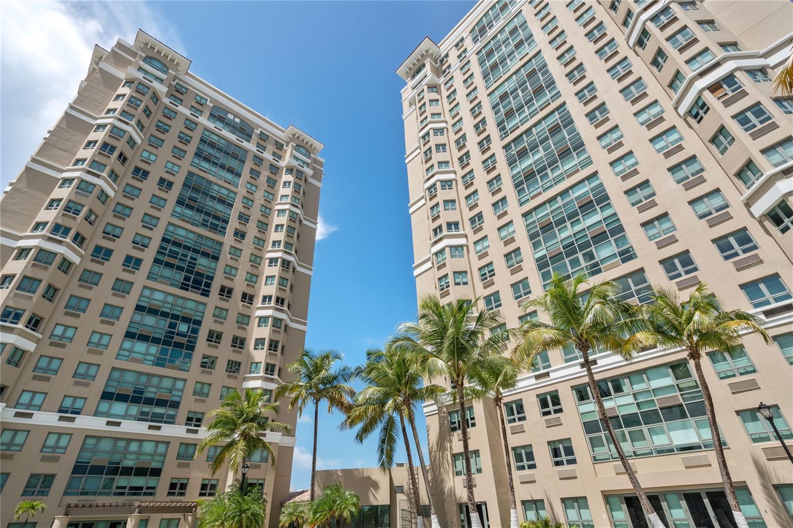 Located on a high floor in the South Tower of one of Condado’s most sought-after buildings, Gallery Plaza, this sub-penthouse apartment offers breathtaking panoramic ocean views from both the living room and bedroom. It features 1 bedroom and 2 bathrooms, combining comfort and style in every detail. Enjoy a prime location—truly, it doesn’t get any better than this in Condado—with everything just steps from your door: supermarket, gym, spa, pool, pharmacy, and a wide selection of restaurants and cafés. The building offers resort-style amenities including a full power generator, water cistern, 24/7 security, and a pool.