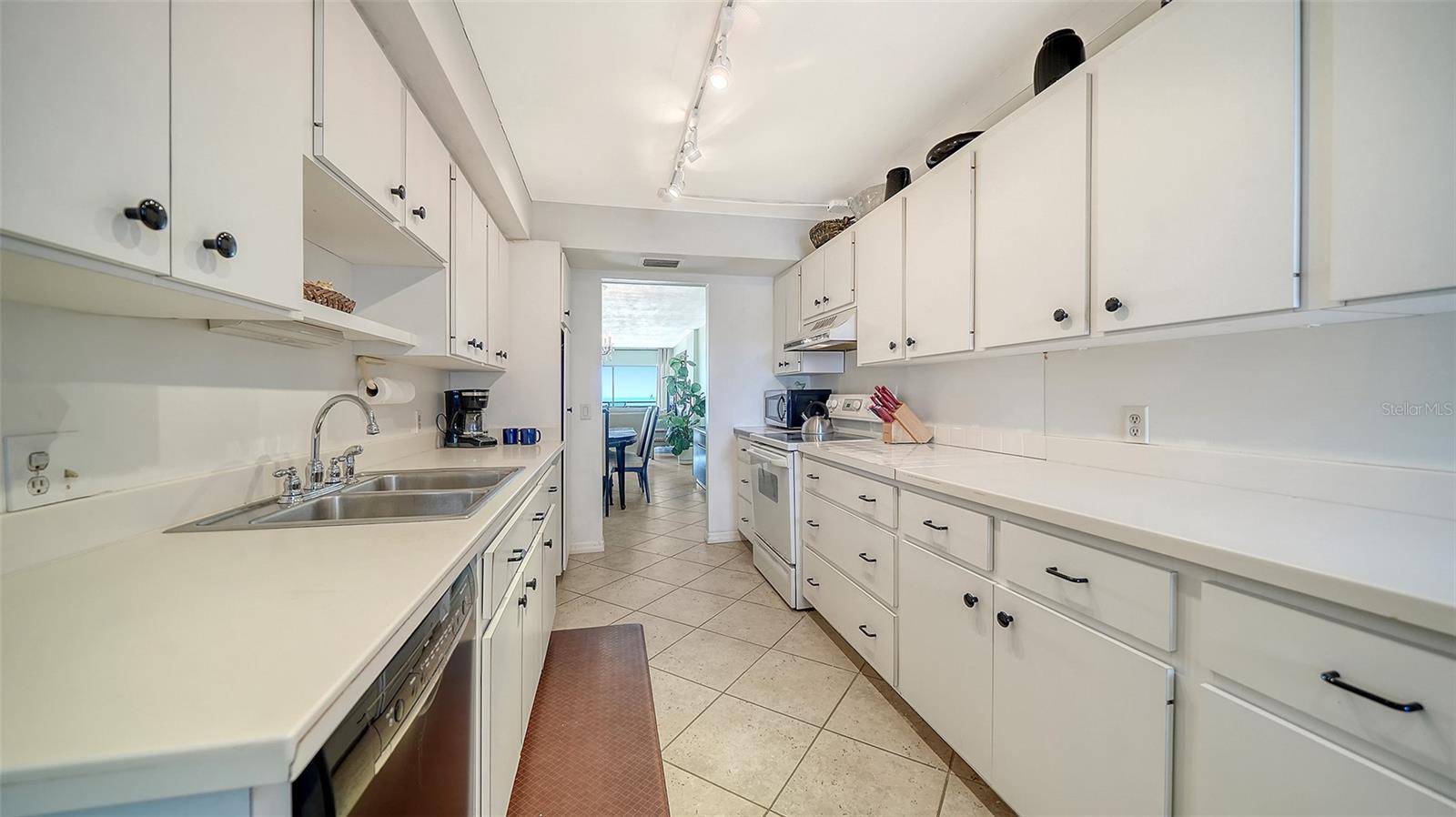 WHISPERING SANDS - Residential