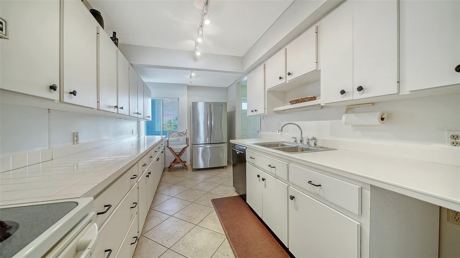 WHISPERING SANDS - Residential