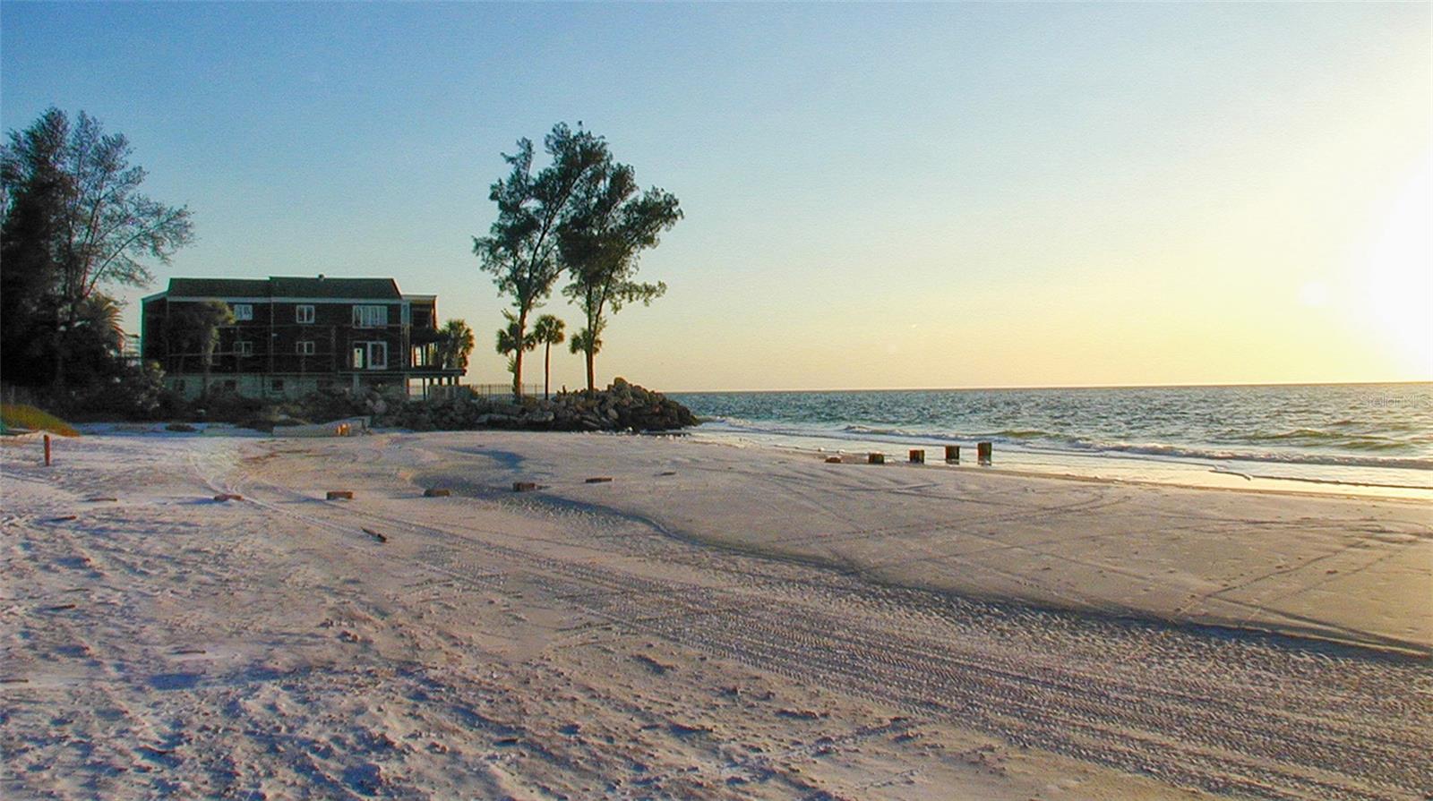 WHISPERING SANDS - Residential