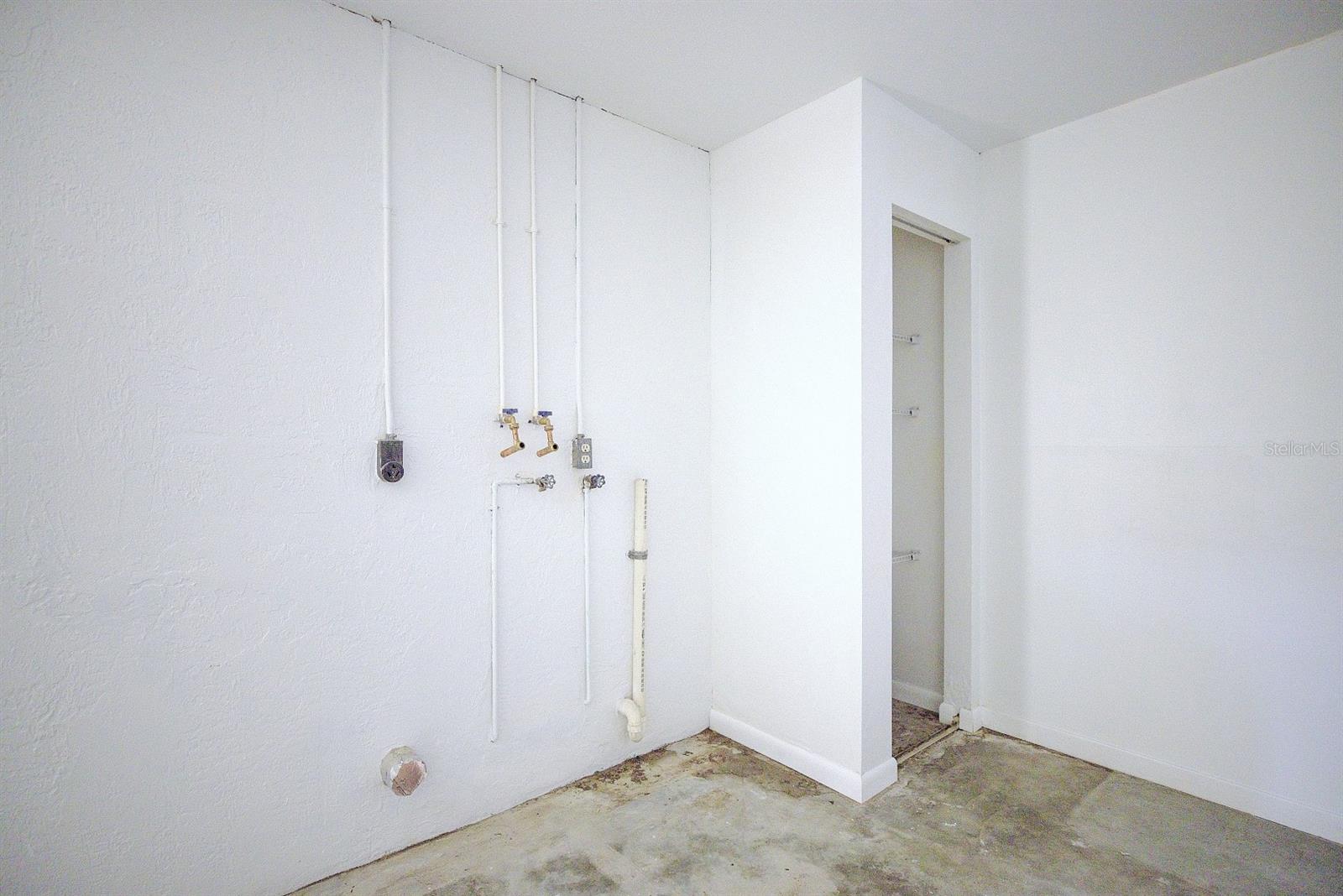 AVON PARK LAKES - Residential