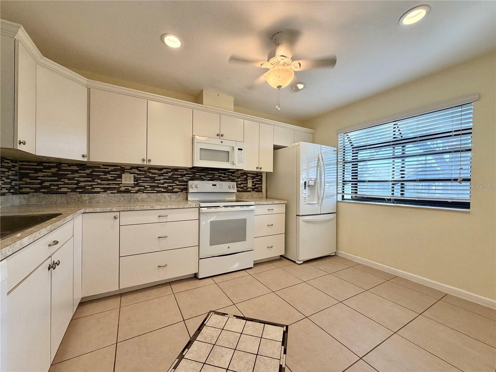 DOLLAR LAKE VILLAGE CONDO 01 - Residential