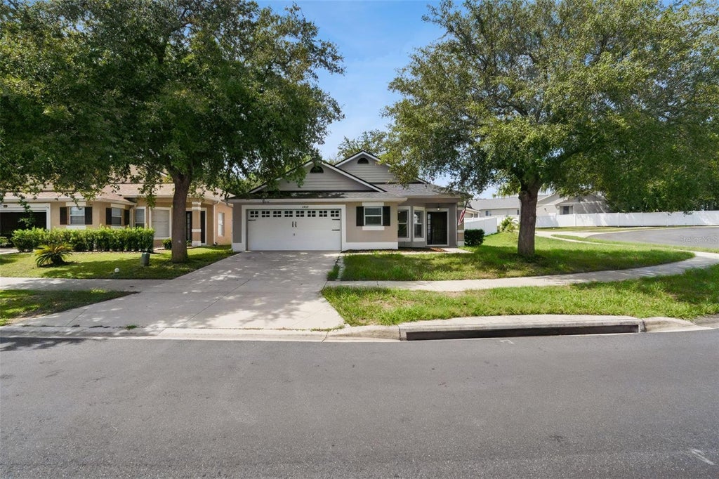 Photo of 1409 Kellogg Drive, Tavares, FL 32778 (MLS # G5118133)