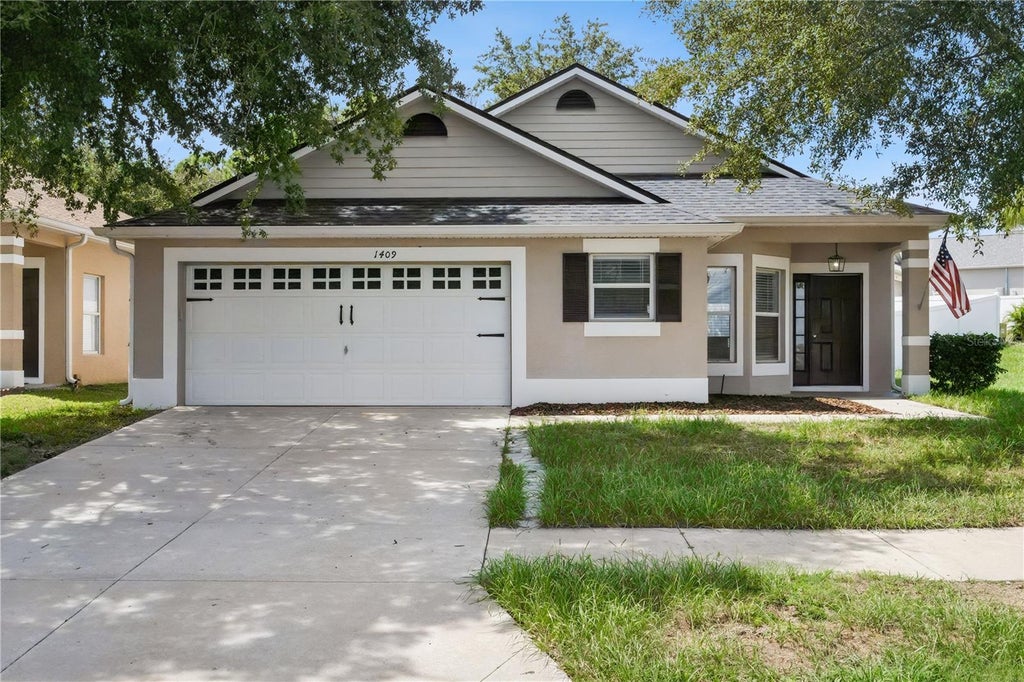 Photo of 1409 Kellogg Drive, Tavares, FL 32778 (MLS # G5118133)