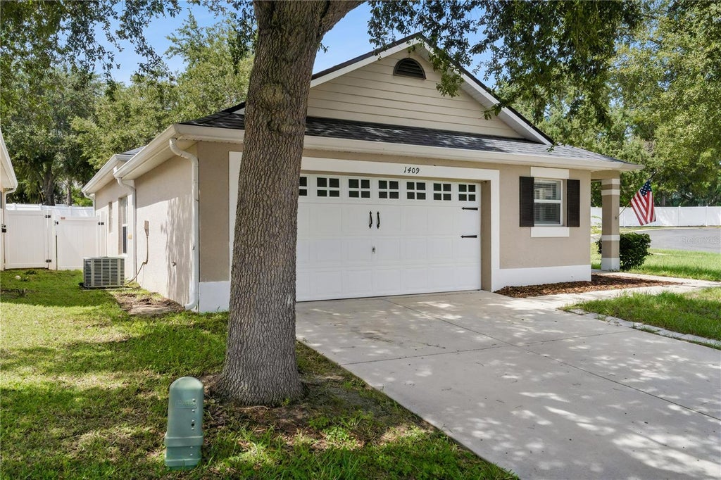 Photo of 1409 Kellogg Drive, Tavares, FL 32778 (MLS # G5118133)