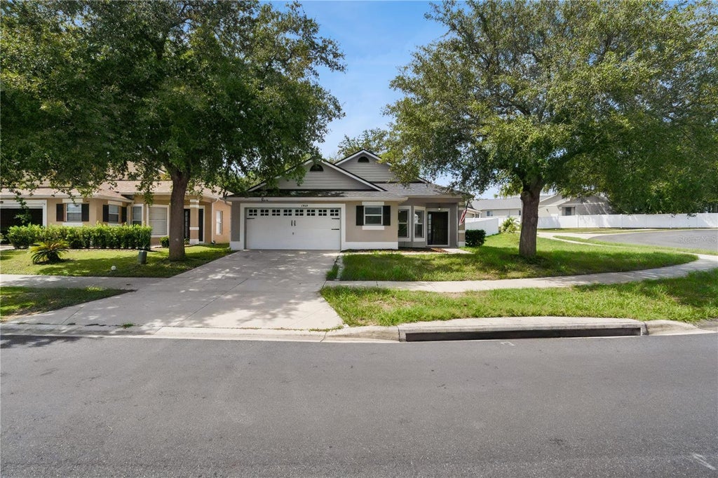 Photo of 1409 Kellogg Drive, Tavares, FL 32778 (MLS # G5118133)