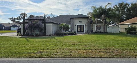 Photo of 336 Lakecrest Drive, Tavares, FL 32778 (MLS # G5110511)