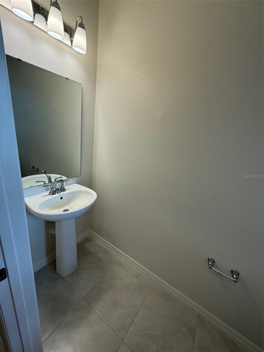 RESERVE/FRST LK PH 1 - Residential Lease