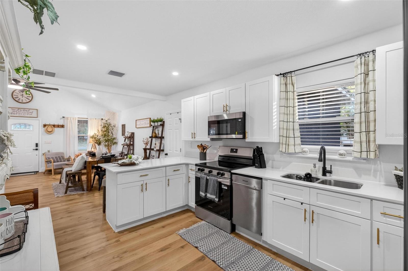 MOUNT DORA GRANITE STATE COURT - Residential