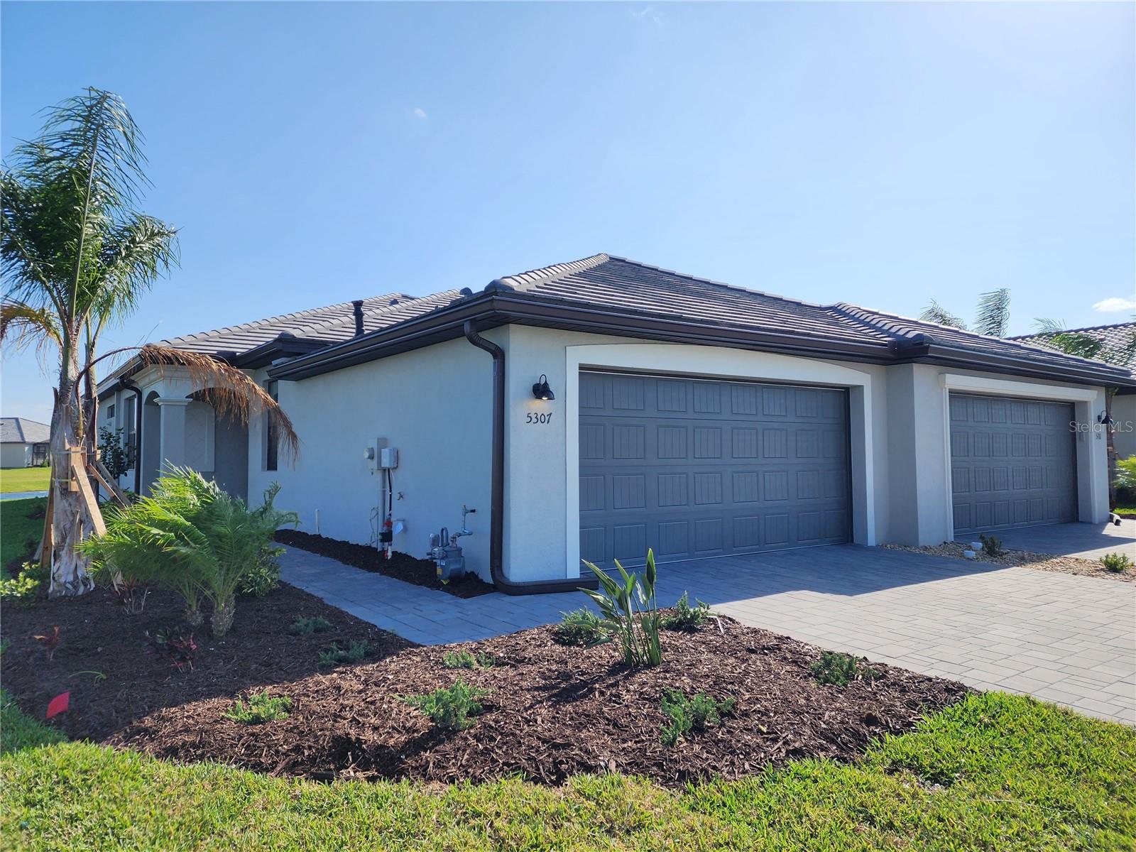 Explore this like-new villa in Lorraine Lakes, part of Lakewood Ranch. This charming home features an open layout with 2 bedrooms, a den/office, and 2 baths. The kitchen is a chef's dream with wood cabinets, granite countertops, stainless steel appliances including a gas stove, and a disposal system. The master bathroom is elegantly appointed with designer tiles, a glass shower, granite countertops, and designer lighting. Outside, enjoy water views from the lanai and the convenience of a 2-car garage. Lorraine Lakes offers resort-style amenities, including a clubhouse with fitness facilities, social rooms, a coffee bar, and more. Outdoors, residents can relax by the pool, dine at the poolside café, and enjoy tennis courts, pickleball courts, and other sports facilities. Perfect for entertainment and community gatherings, this villa promises an exceptional lifestyle in Lakewood Ranch.