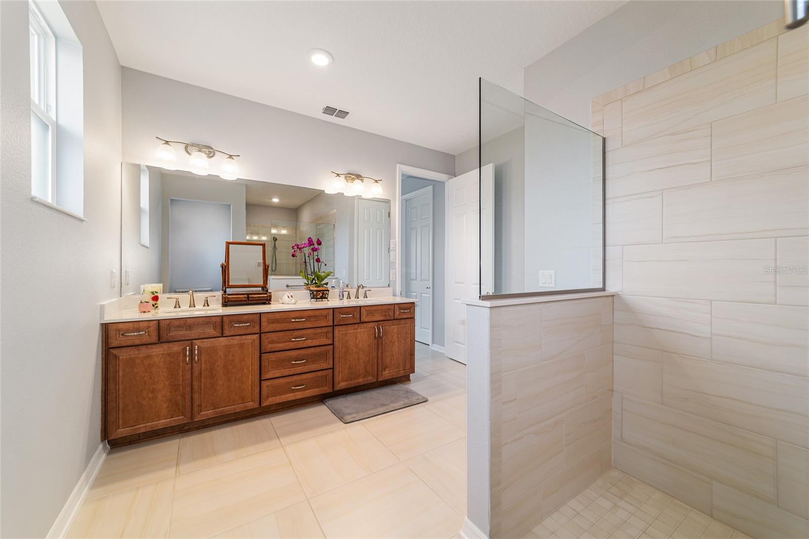 ON TOP OF THE WORLD - Residential