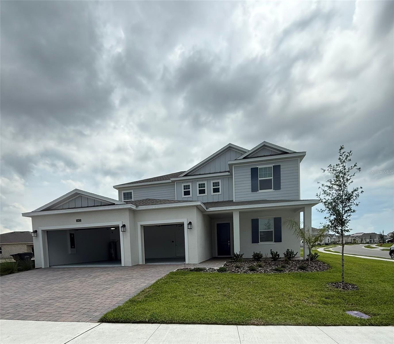Welcome to 5403 Lewisham Drive, a beautifully maintained 5-bedroom, 3.5-bathroom home located in the highly sought-after guard-gated community of Providence in Davenport, FL. This two-story residence offers ample space, comfort, and access to world-class amenities.
Step inside to an open-concept layout featuring a large kitchen with granite countertops, stainless steel appliances, a walk-in pantry, and a breakfast bar overlooking the living and dining areas—perfect for entertaining or everyday living. The spacious master suite is located on the first floor with a private bathroom that includes dual sinks and a walk-in shower. Upstairs, you’ll find four generously sized bedrooms and a versatile loft area—ideal for a home office, playroom, or second living space.
Enjoy Florida living in the private backyard or take advantage of Providence’s resort-style amenities, including a championship golf course, clubhouse, resort pools, fitness center, tennis courts, playgrounds, walking trails, and 24-hour security.