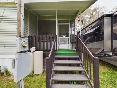 A home in LAKELAND