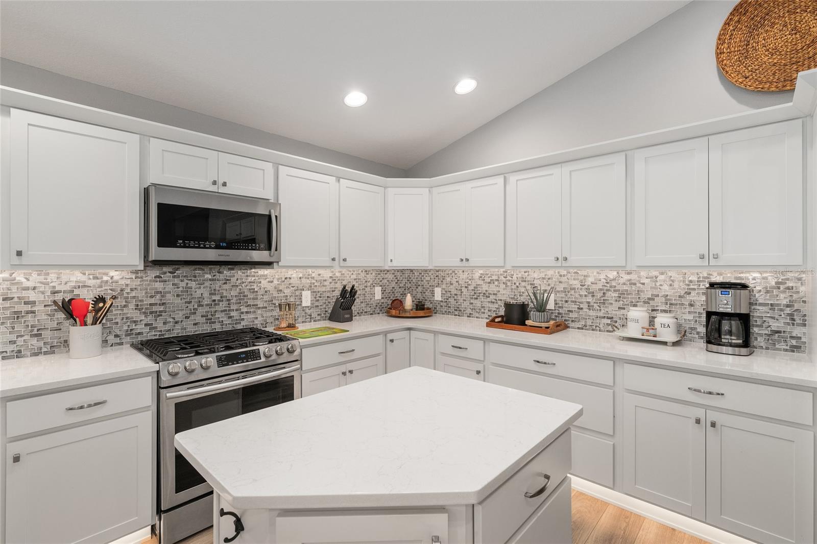 VILLAGES/SOUTHERN OAKS CADE VI - Residential