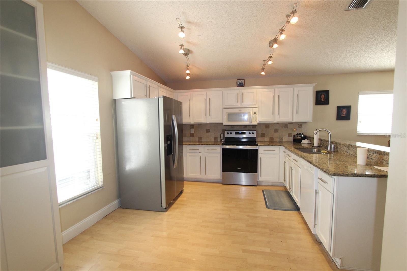 Casas a venda 1 - Jen Dantas 3001 BARRYMORE COURT