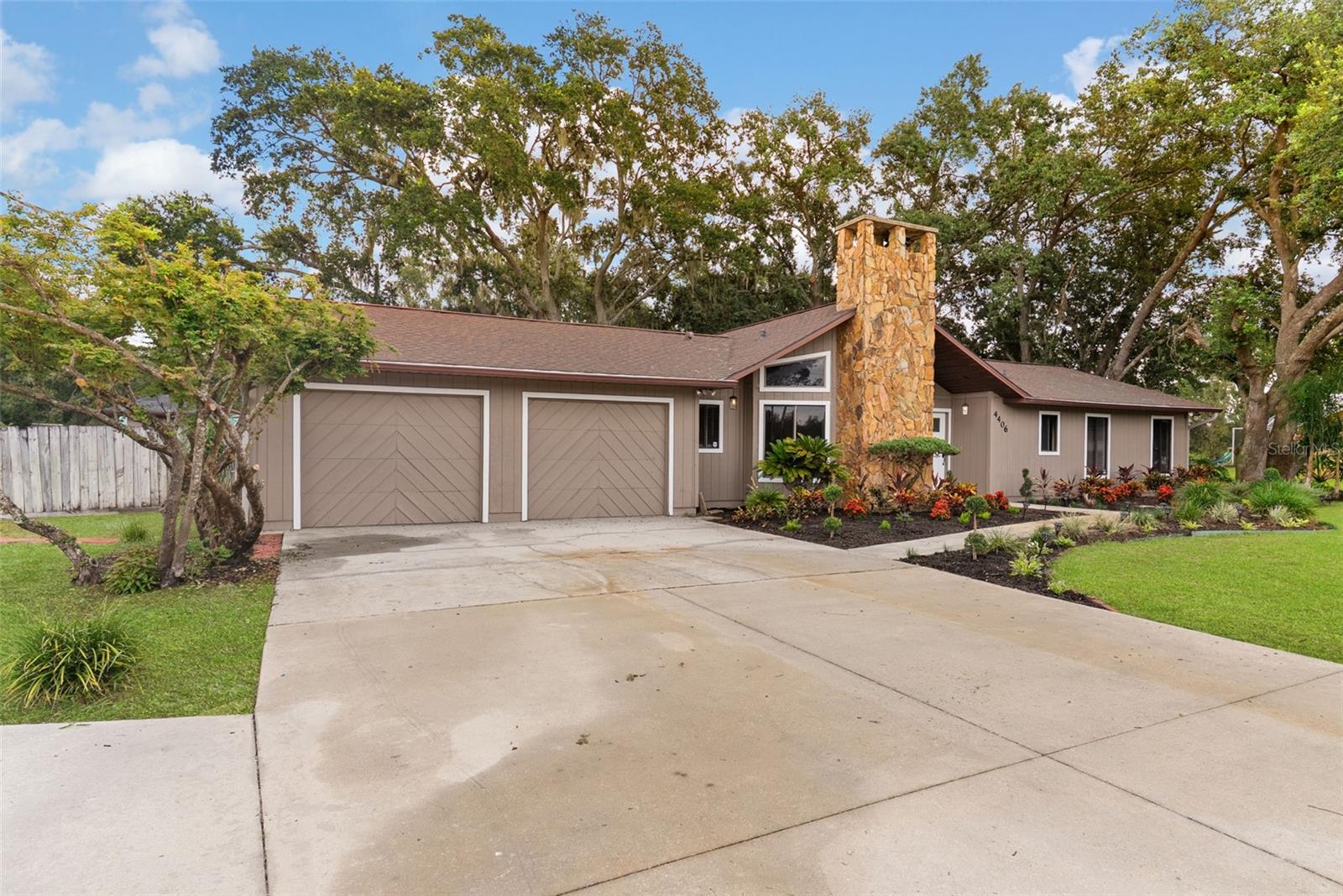 COUNTRY TRAILS - Residential