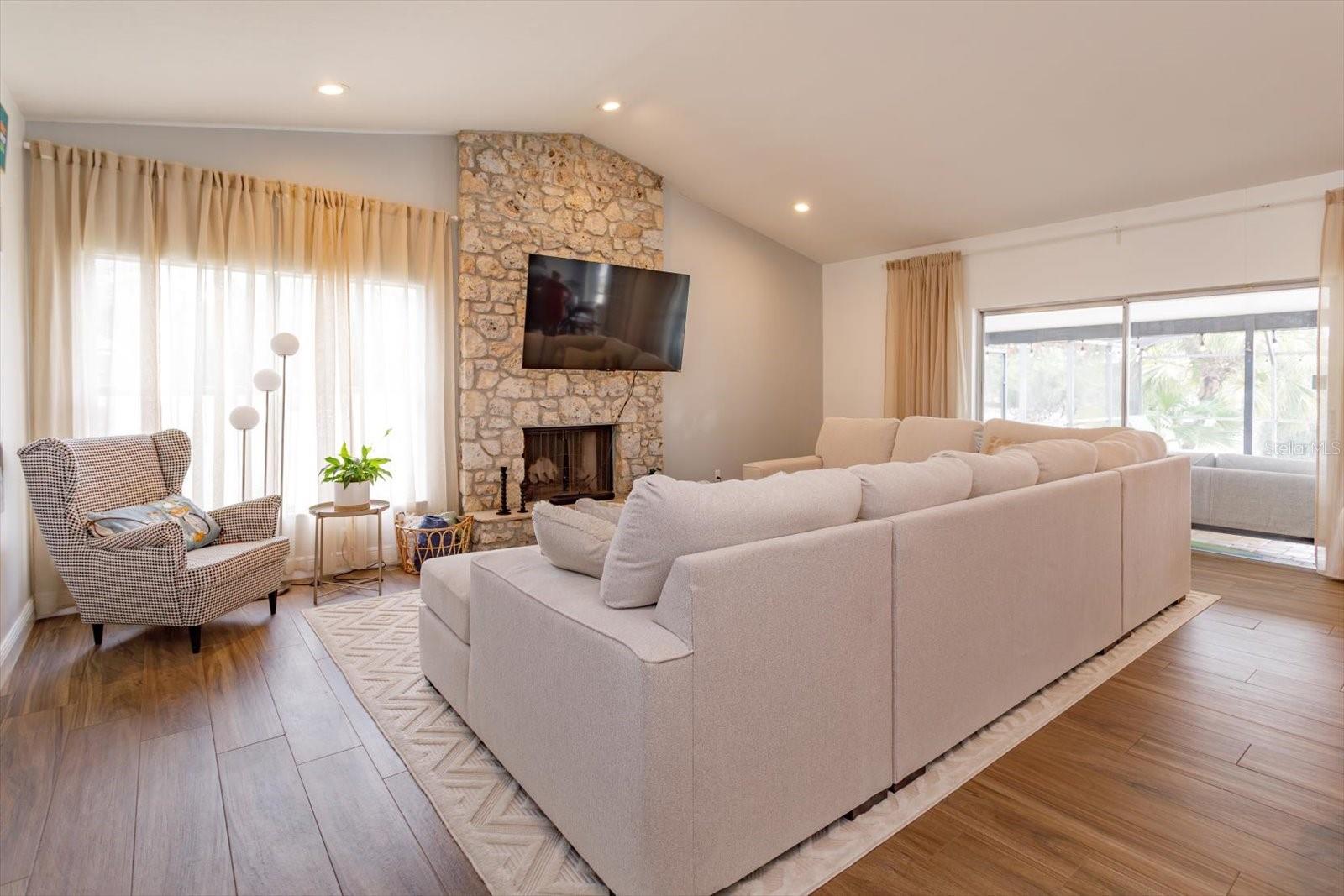 BAY LAKES AT GRANADA SEC 06 - Residential Lease