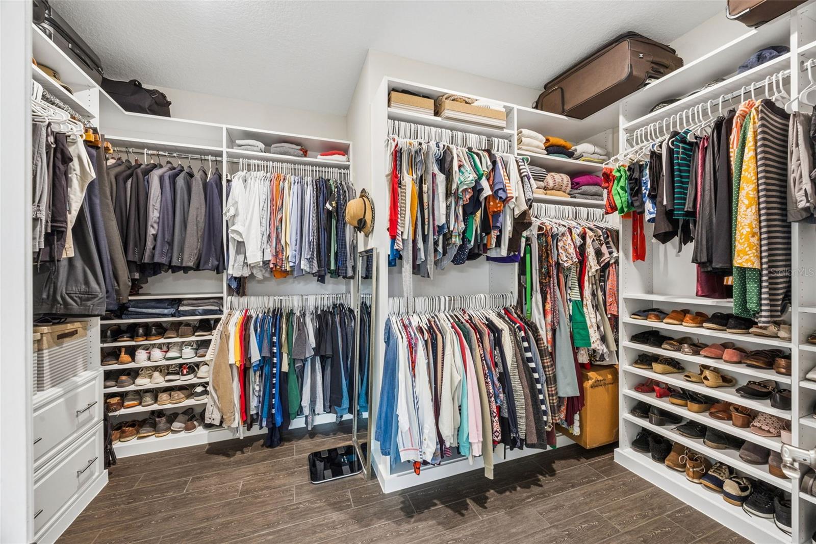 LAKESIDE ESTATES - Residential