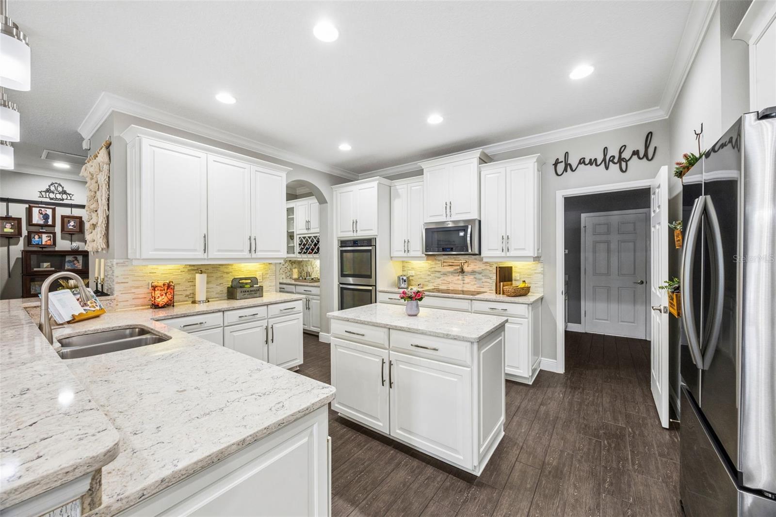 LAKESIDE ESTATES - Residential