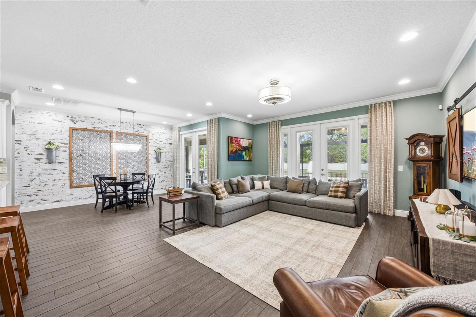 LAKESIDE ESTATES - Residential