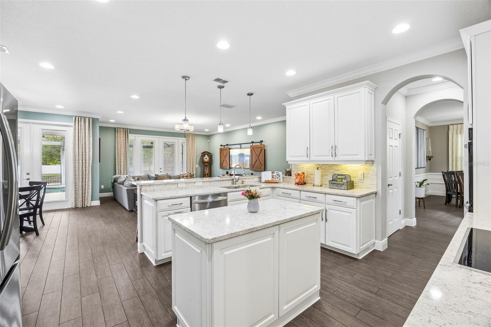 LAKESIDE ESTATES - Residential