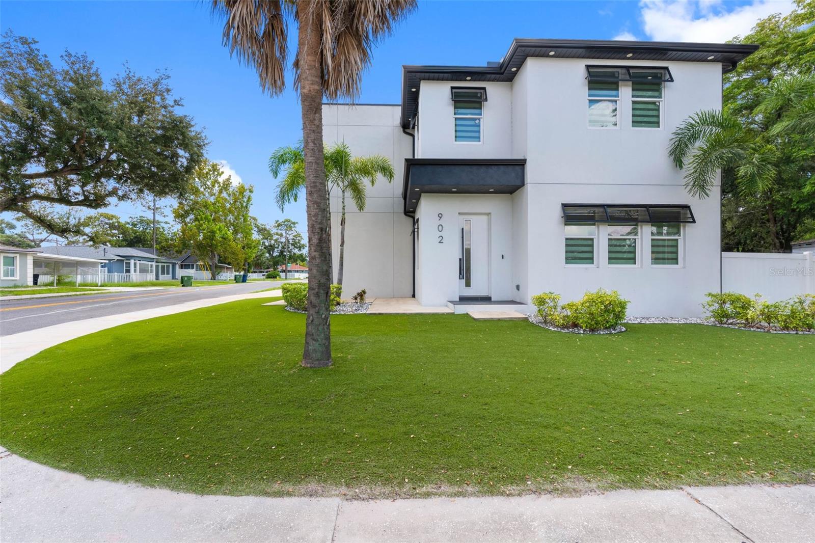 902 W SLIGH AVENUE