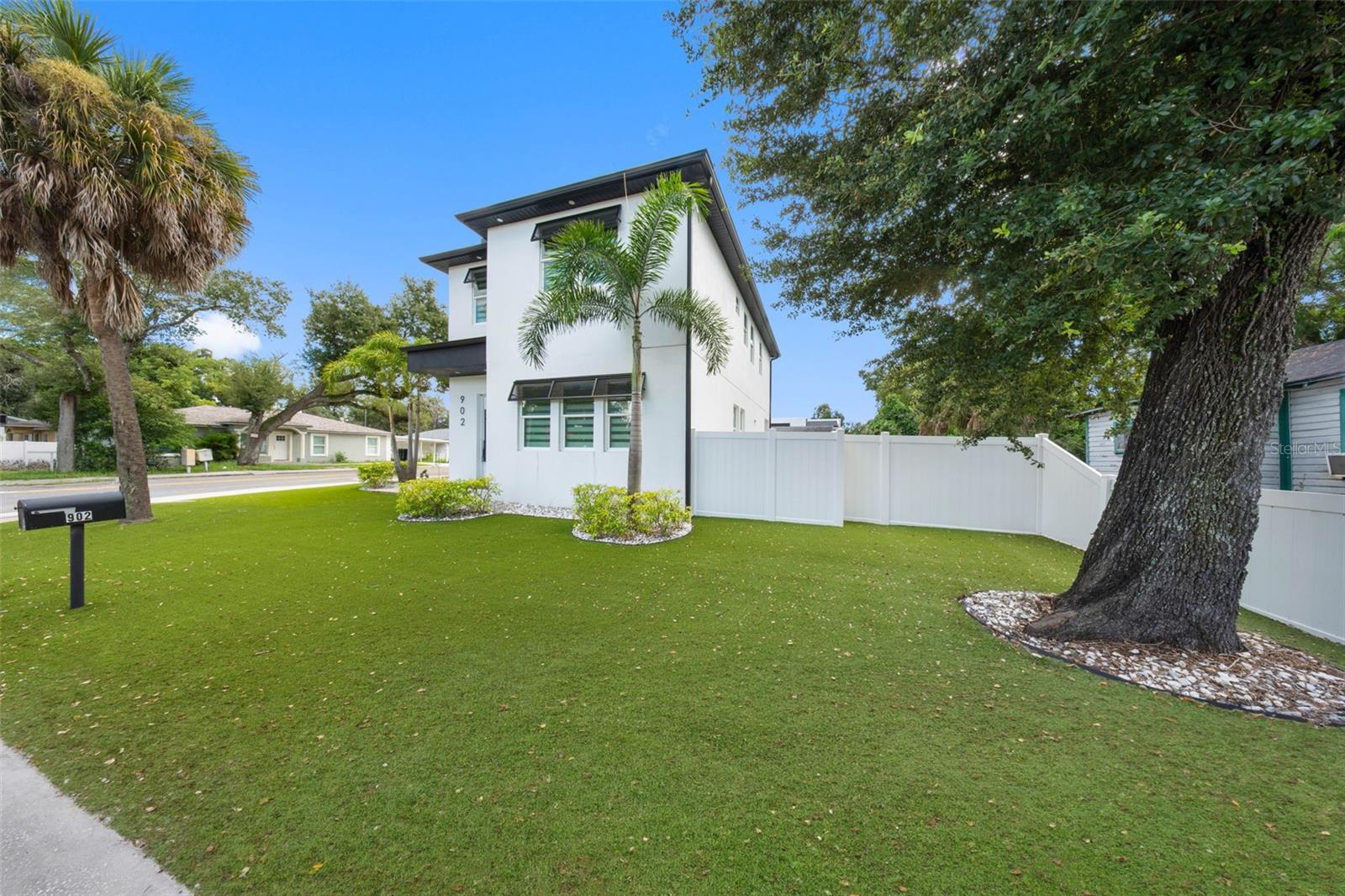 902 W SLIGH AVENUE