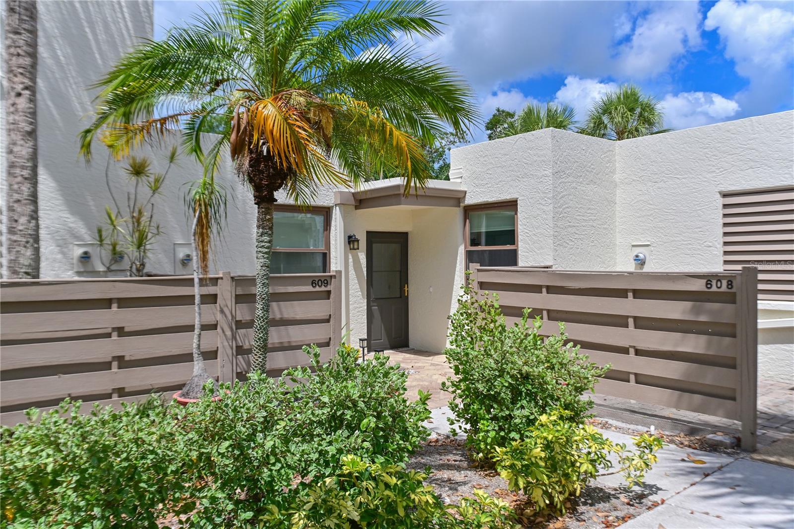 609 WOODLAWN DRIVE