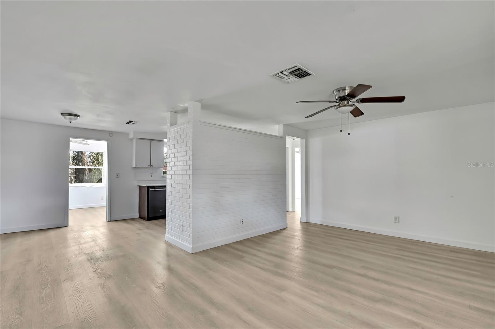 COLONIAL MANOR - Residential