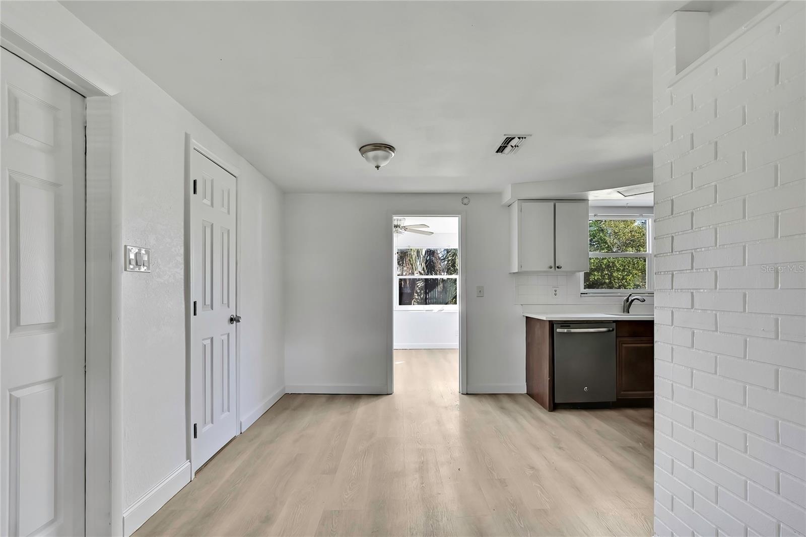 COLONIAL MANOR - Residential