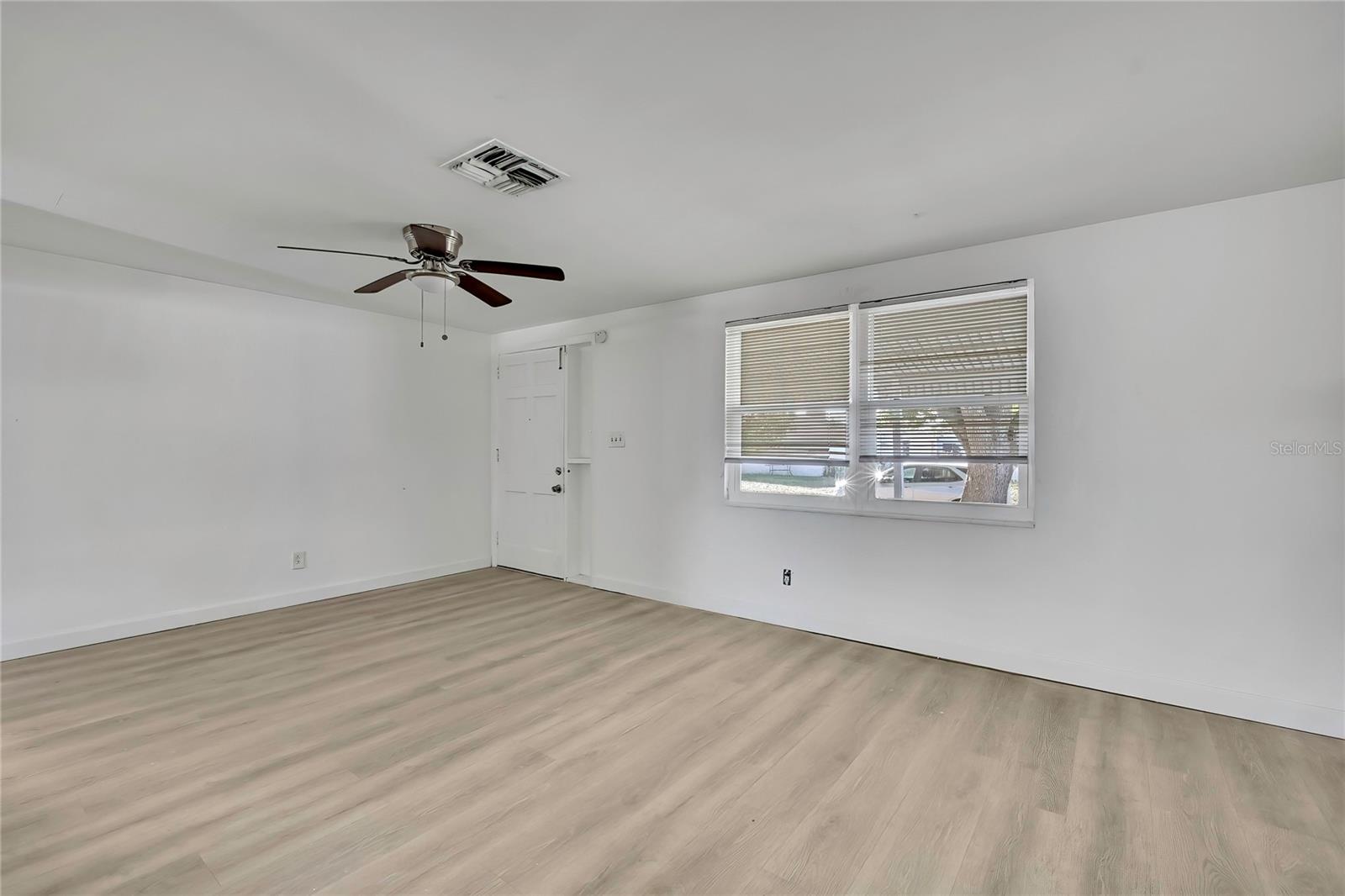 COLONIAL MANOR - Residential