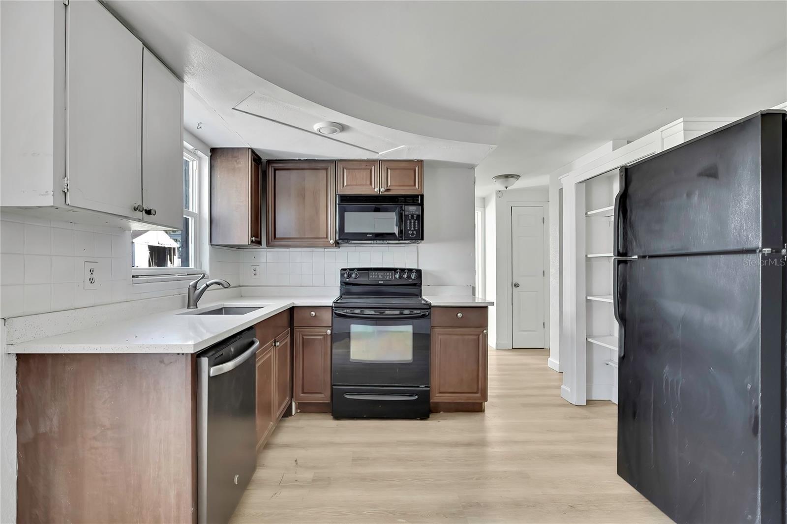 COLONIAL MANOR - Residential