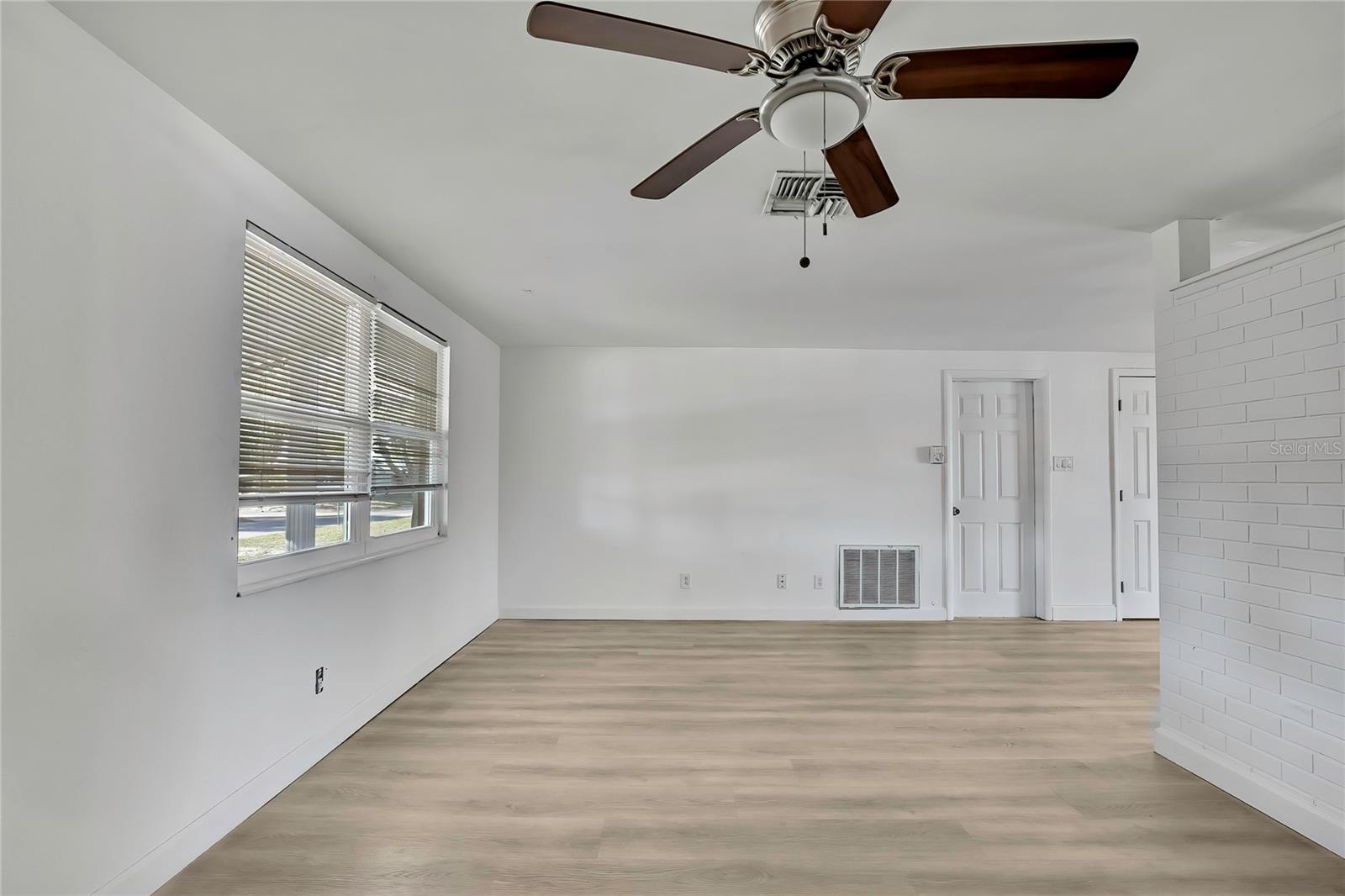 COLONIAL MANOR - Residential