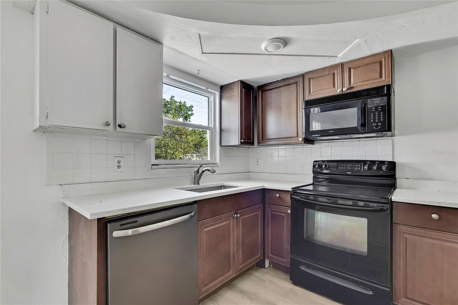 COLONIAL MANOR - Residential