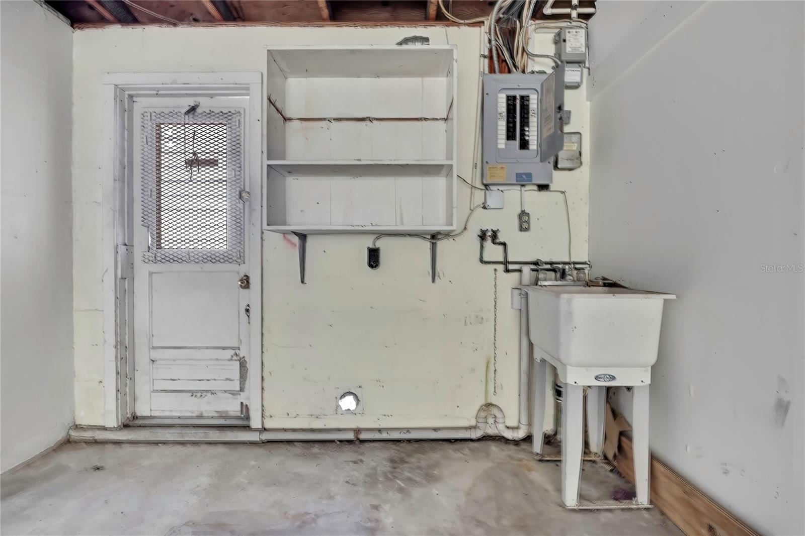 COLONIAL MANOR - Residential