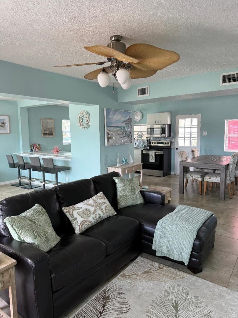 COUNTRY CLUB ESTATES - Residential