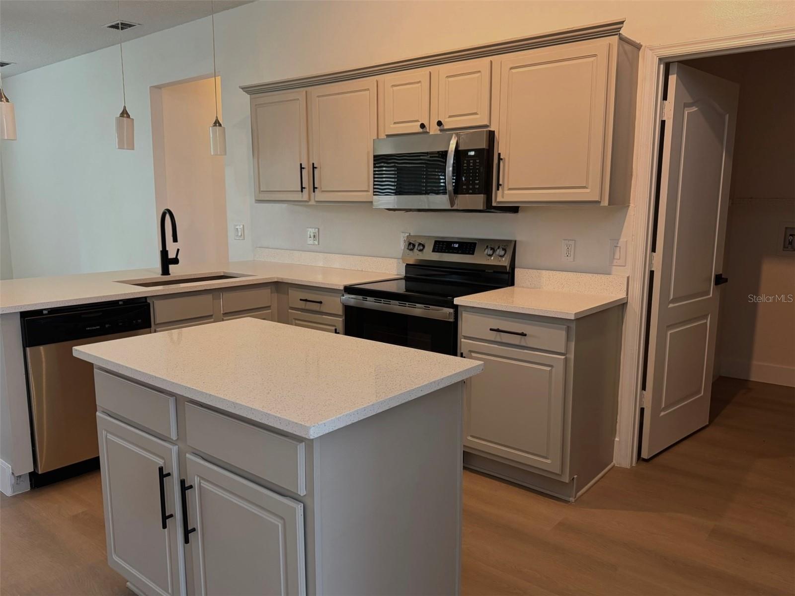 WEDGEWOOD COMMONS PH 02 - Residential Lease