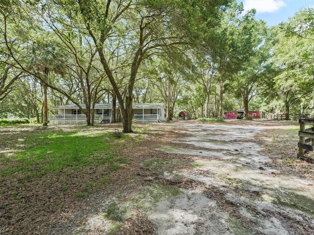 Photo of 17070 SE 173rd Terrace Road, Weirsdale, FL 32195 (MLS # G5106538)