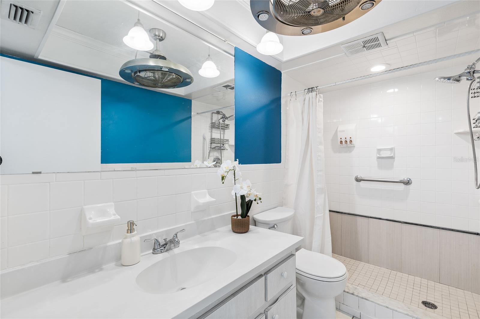 LAKES UNIT I THE - Residential