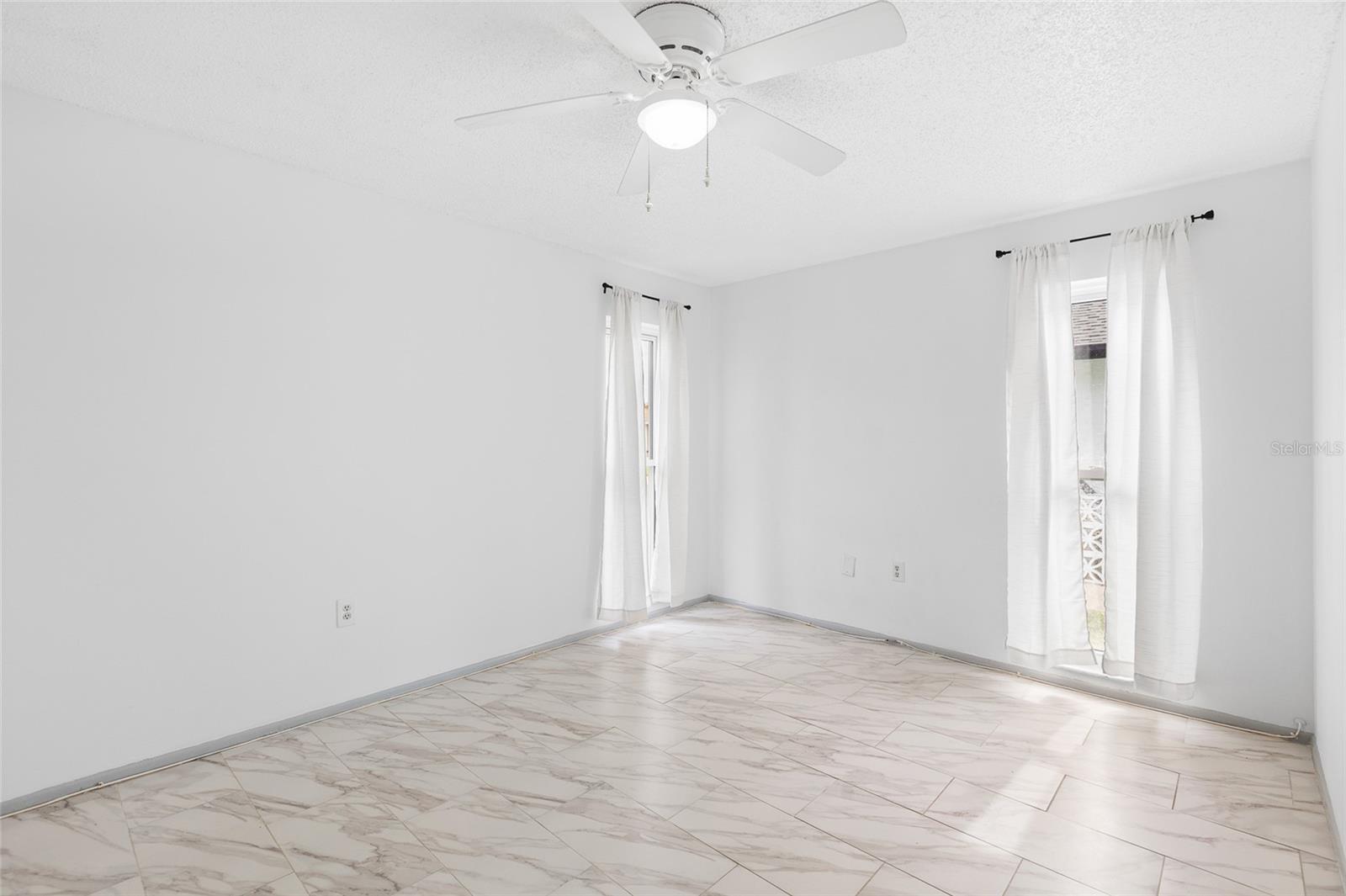 LAKES UNIT I THE - Residential
