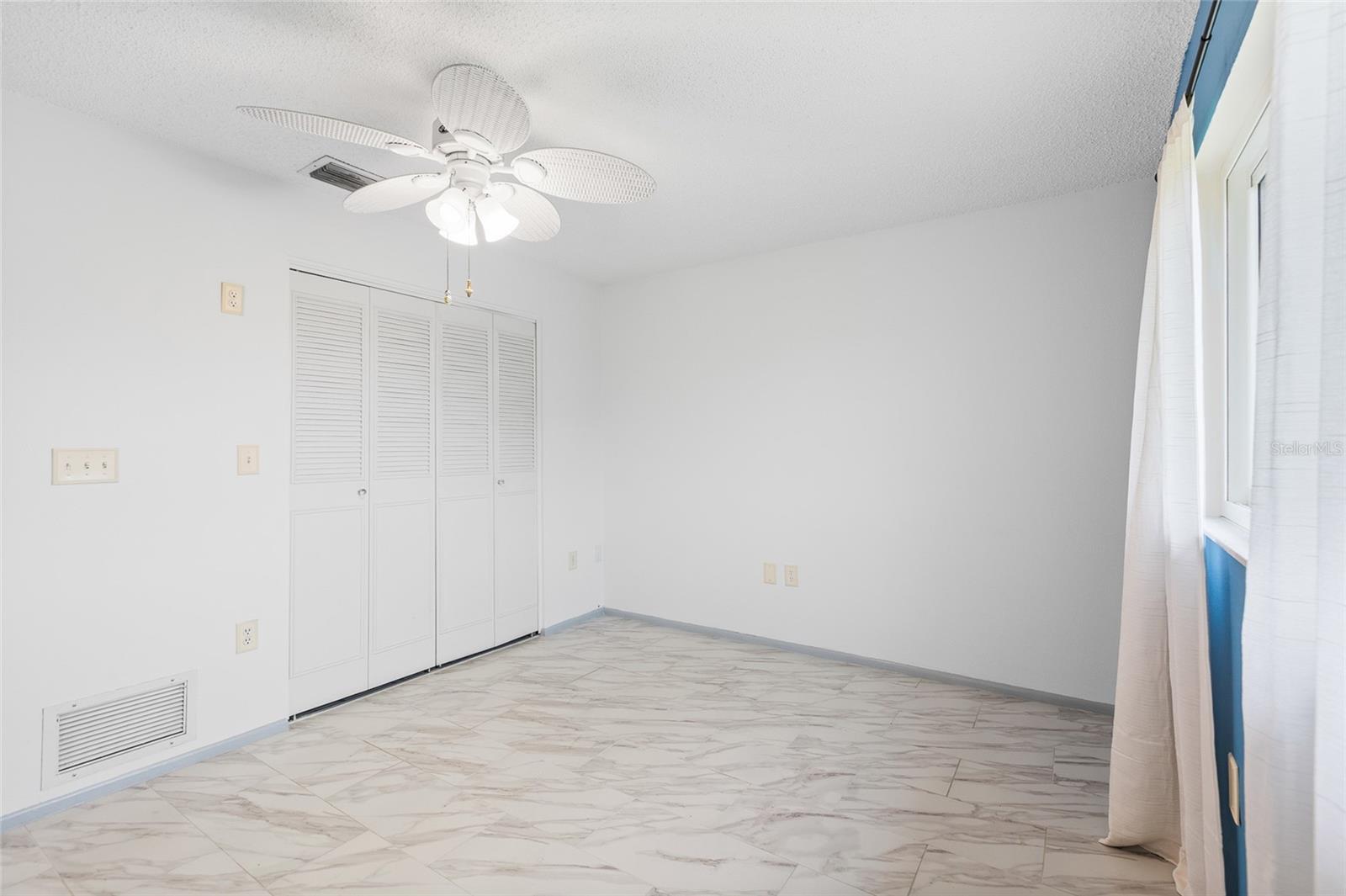 LAKES UNIT I THE - Residential