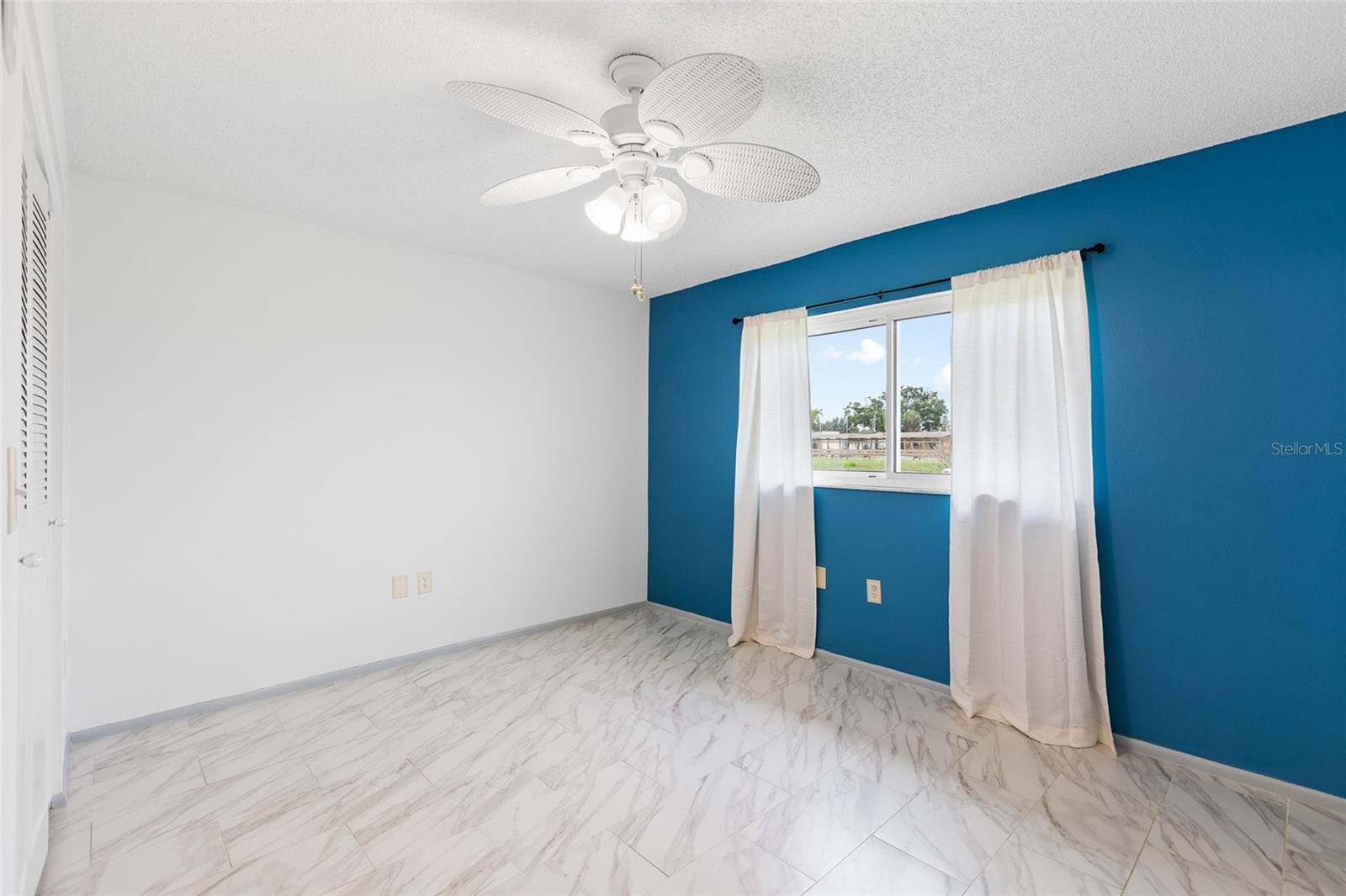 LAKES UNIT I THE - Residential