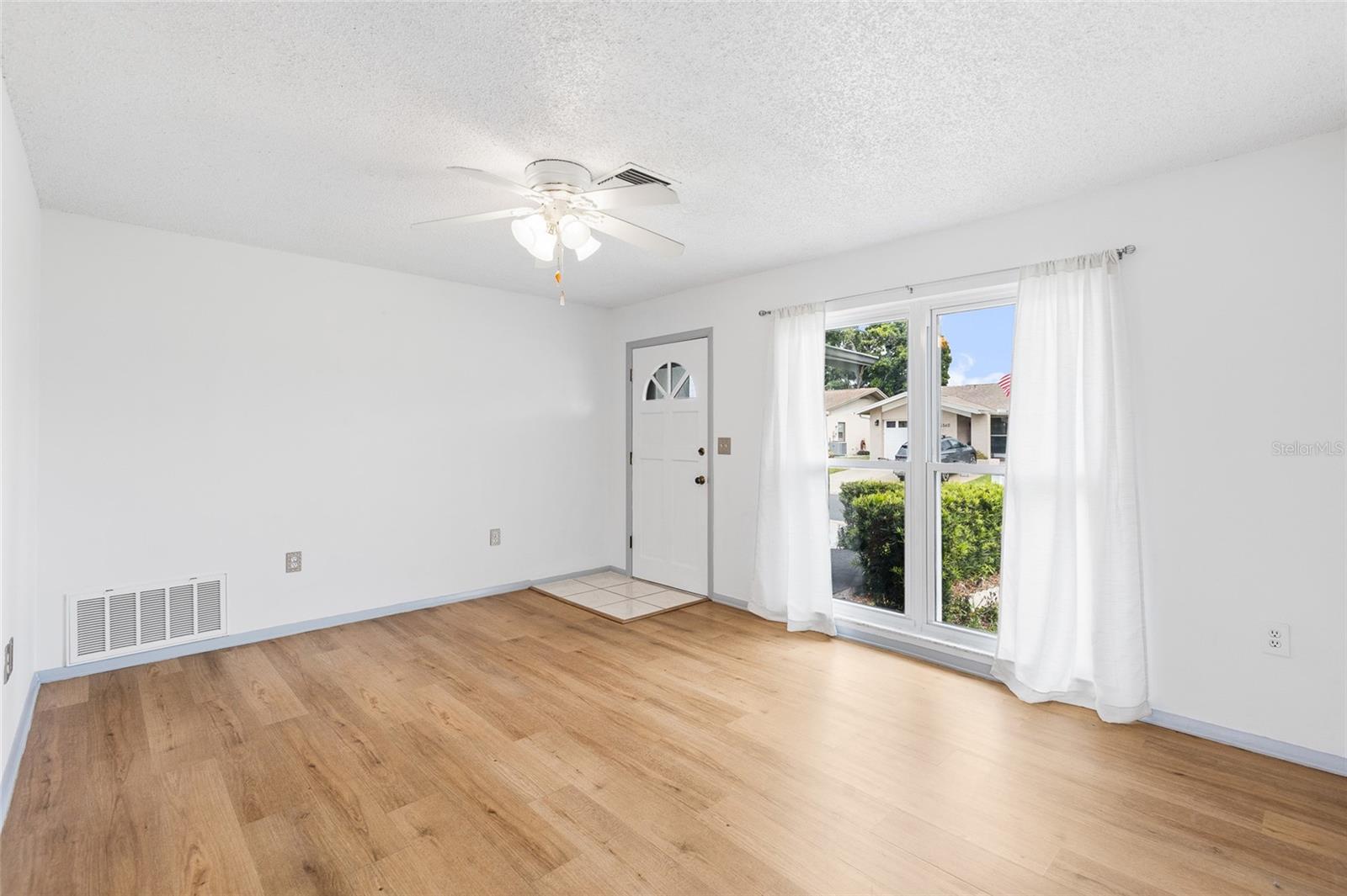 LAKES UNIT I THE - Residential