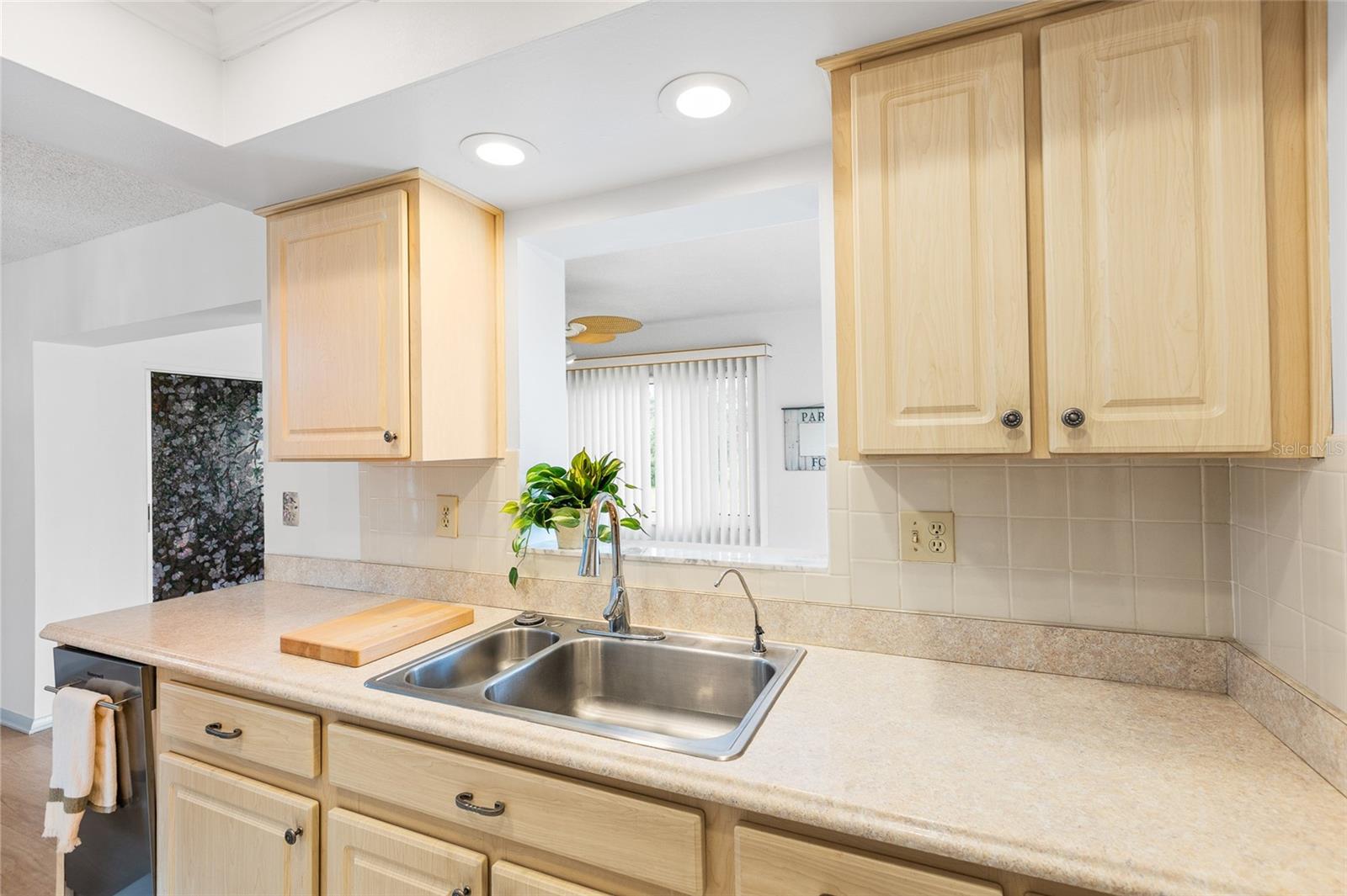 LAKES UNIT I THE - Residential