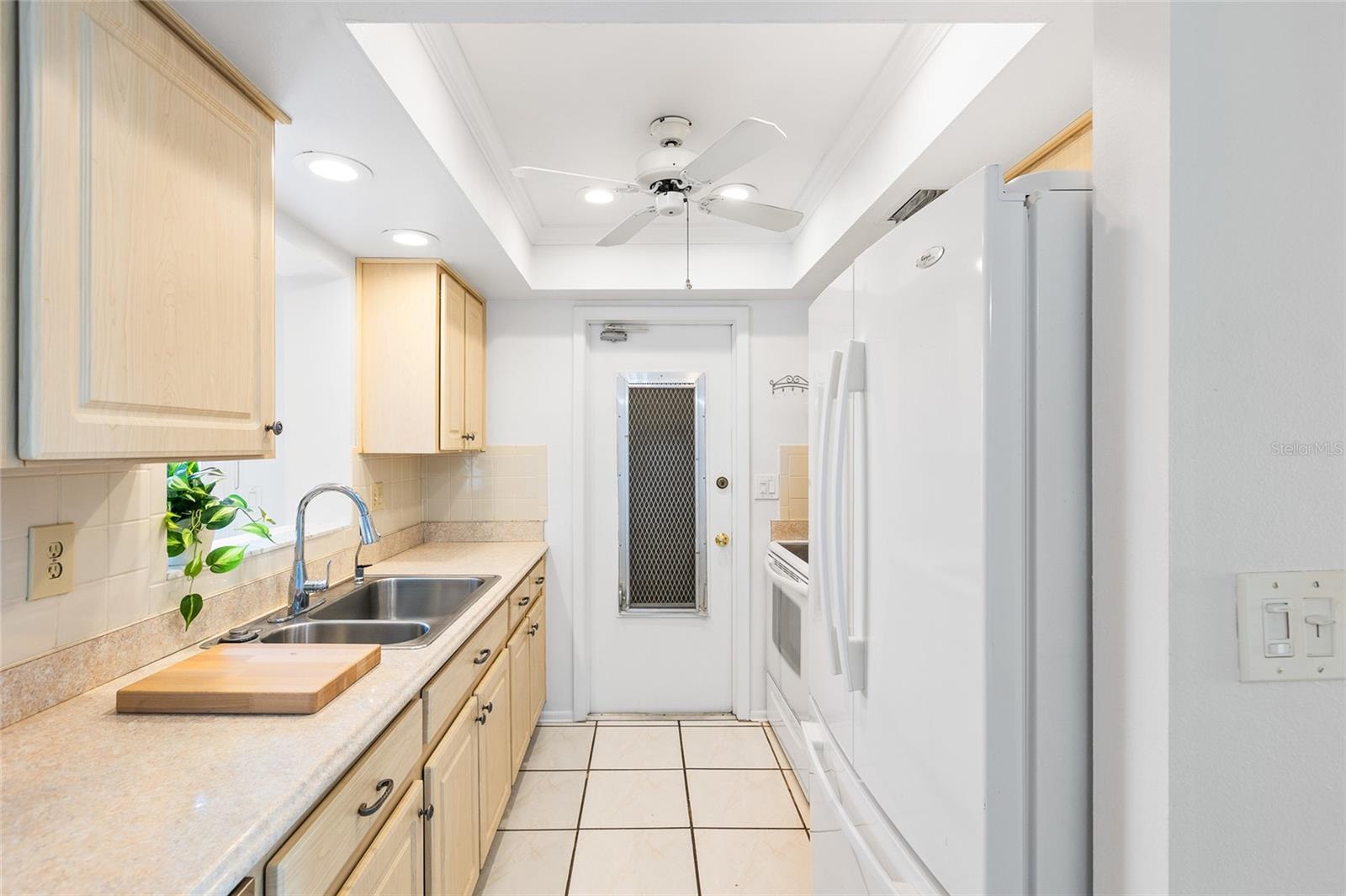 LAKES UNIT I THE - Residential