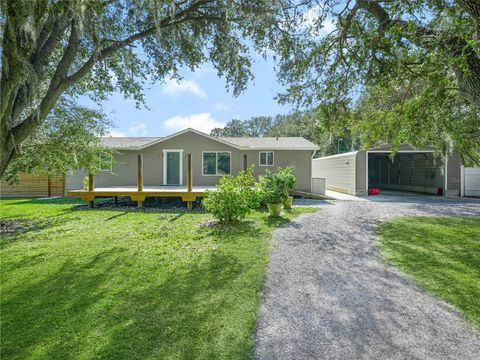 A home in LAKE WALES