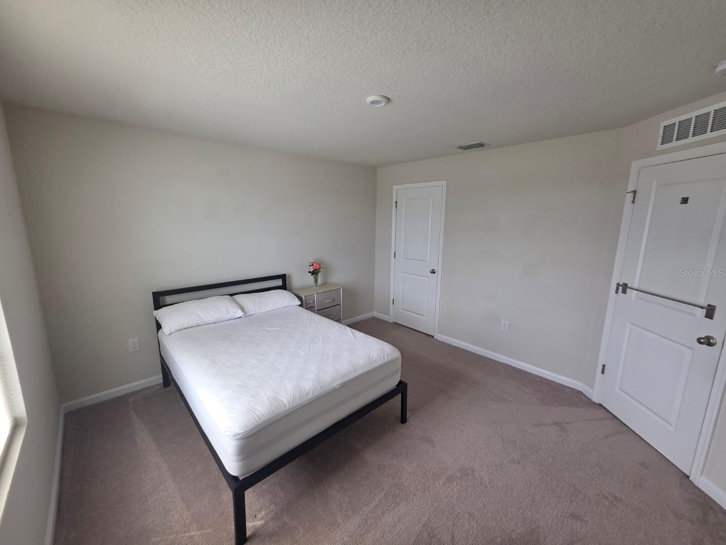 EAGLE LNDG PH IB - Residential Lease